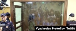 Кристина Хачатурян, одна из сестер, обвиняемых в убийстве отца, в зале Останкинского суда Москвы во время избрания меры пресечения