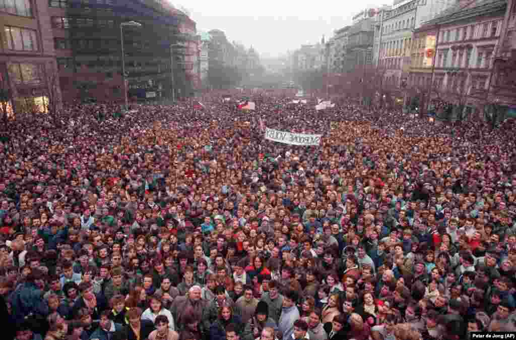 На пятый день протестов &ndash; 21 ноября &ndash; на Вацлавскую площадь вышли до 200 тысяч человек