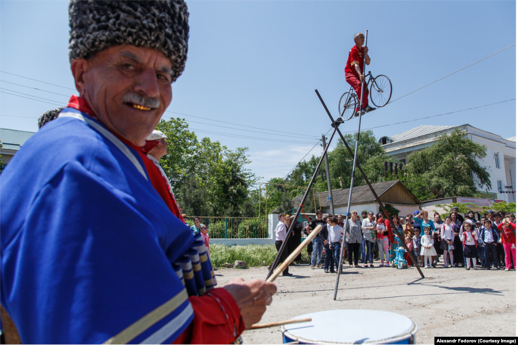 Заработать на жизнь подобным ремеслом уже почти невозможно. Теперь выступления канатоходцев проходят примерно раз в год. Иногда даже реже. Средние школы, где также обучали канатоходцев в мелких поселках, закрываются из-за отсутствия учеников. Семьи бывших артистов переезжают в крупные города